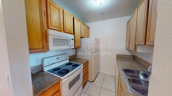 Building Photo - 4041 Oakcrest Dr