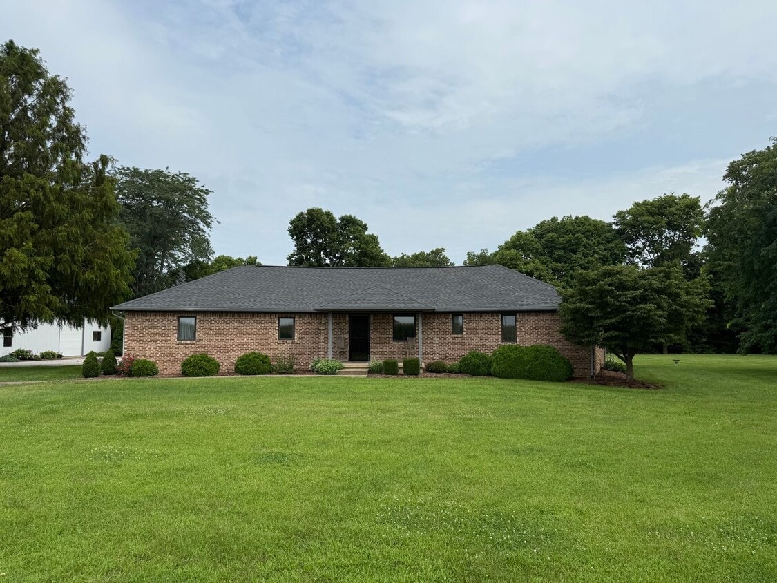 Primary Photo - 2 Bedroom House w/ Beautiful Views and Bon...