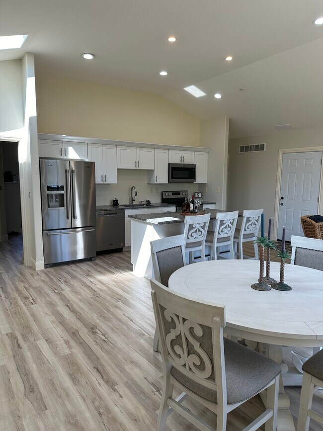Foto del edificio - 4521 Ravenswood Rd