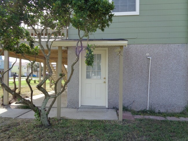 Building Photo - Nice updated unit on the north end of the Island