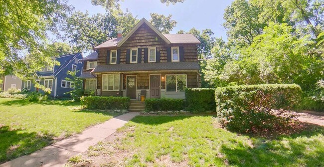 Building Photo - HUGE Bedrooms + Balcony + Pet Friendly + W...
