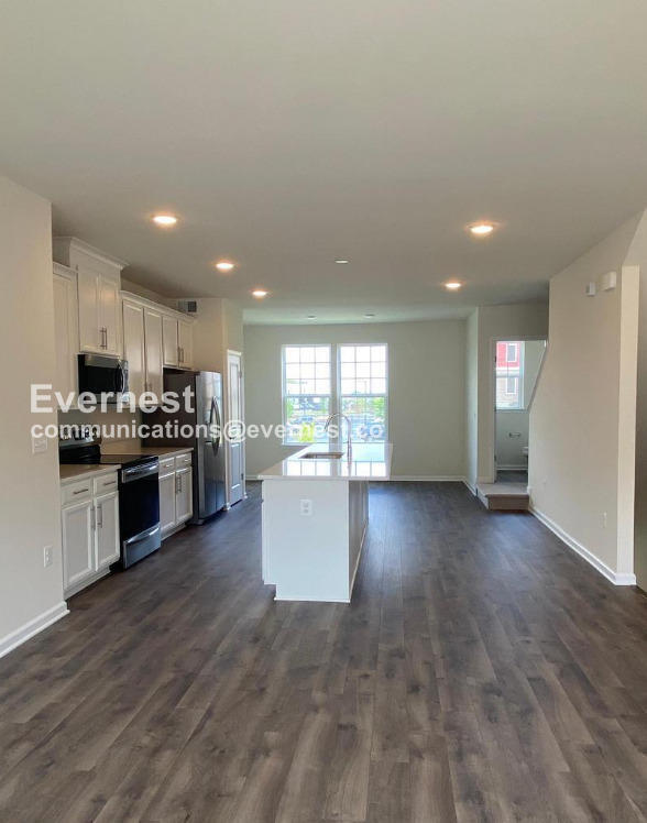 Building Photo - 3-Bed/2 Full Baths and 2 Half Baths Townhome with Garage / Pet-Friendly / Available Soon!