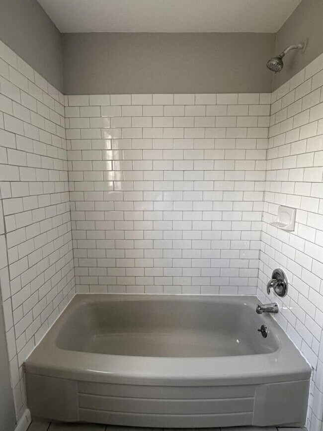 Building Photo - 318 Pyramid Ave