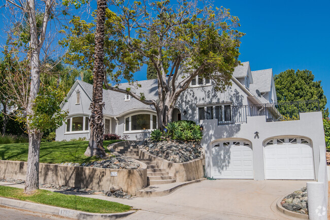 hillcrest-terrace-pet-friendly-houses-for-rent-los-angeles-ca-2