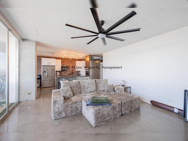 Building Photo - 207 W Clarendon Ave