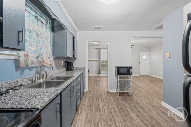 Foto del edificio - 1319 E 69th St