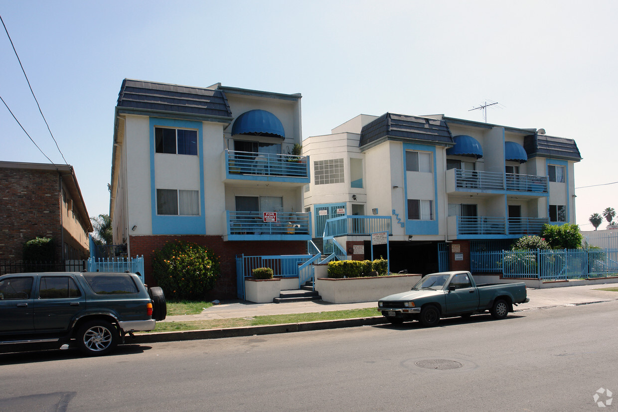 Foto principal - 8728 Tobias Ave