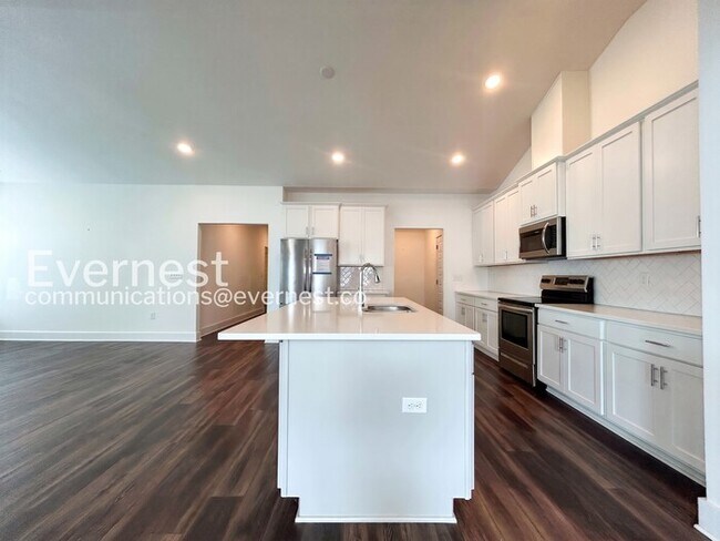 Building Photo - 3 Bed/2 Bath Home with Garage / Pet-Friendly / Available Now!