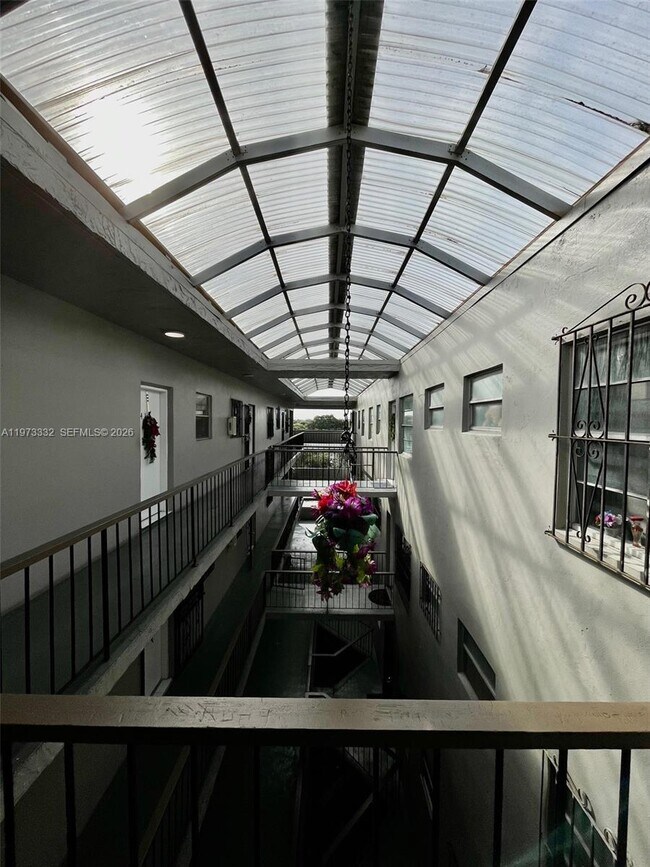 Foto del edificio - 1035 W 77th St