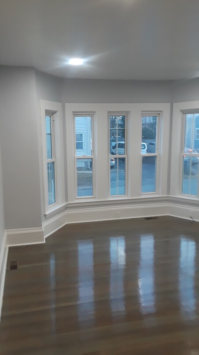 Living room - 434 N Main St