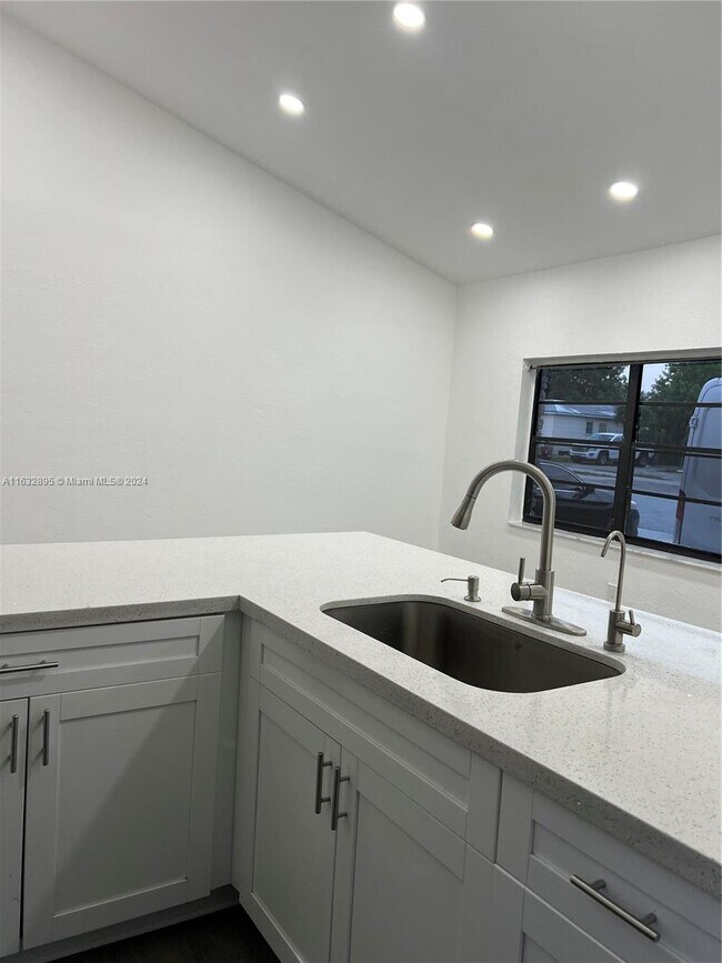 Foto del edificio - 941 NW 23rd Ct