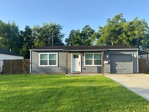 Building Photo - 4814 Holloway Dr