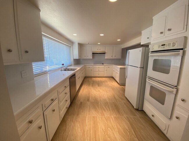 Building Photo - 30459 Rolling Hills Dr