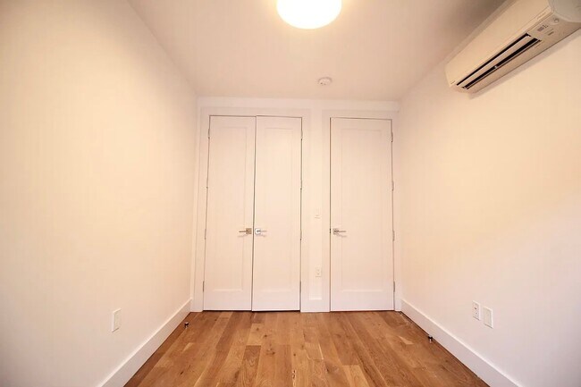 Foto del edificio - 223 E 96th St