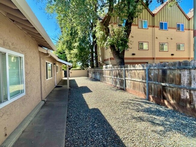 Foto del edificio - **Pre-Leasing for Summer 2026** Nice home with private front yard