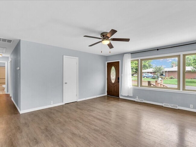Building Photo - 615 Breen Dr