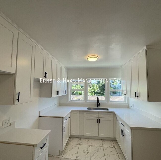 Foto del edificio - Now Leasing, Lovely 3 bedroom Apartment in...