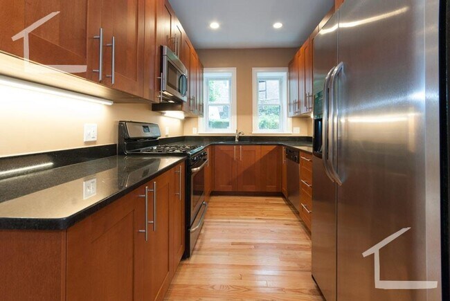 Foto del edificio - 9/1 Renovated 4BR/2BA near Cleveland Circle w/AC, w/d in unit!