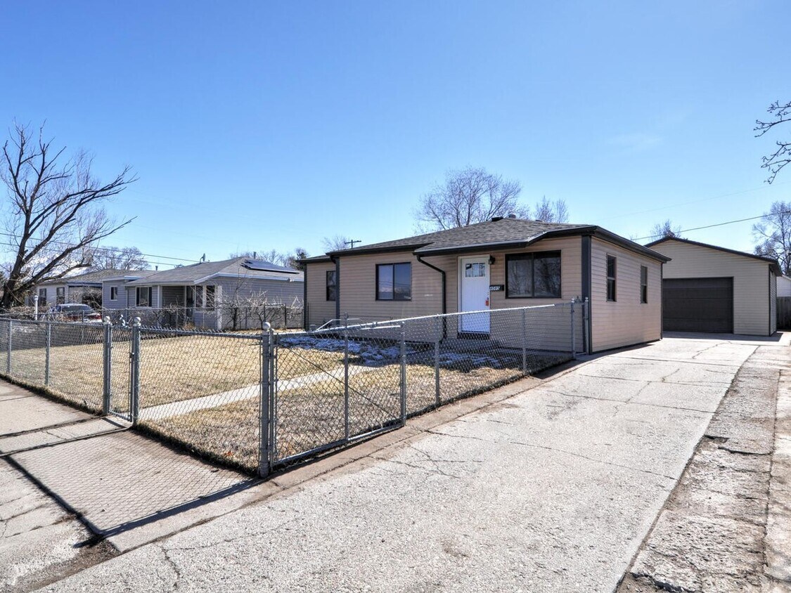 3 Bedroom House with 2 Car Garage/Workshop - 3 Bedroom House with 2 Car Garage/Workshop