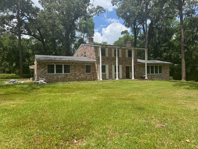 Building Photo - Stunning 4-Bedroom, 3-Bathroom Home with A...