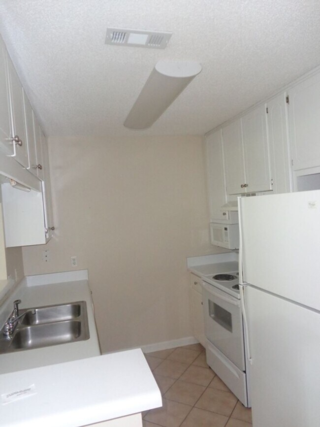 Foto del edificio - 137 Commons Dr