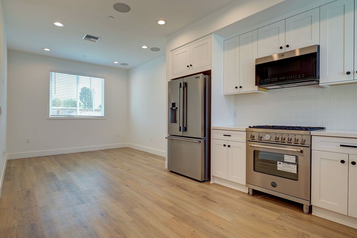 Primary Photo - Fantastic Multi-Level Townhome - 3 bed 3 b...