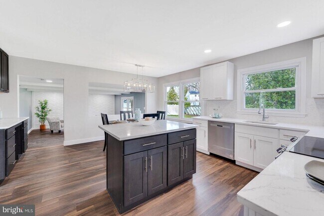 Building Photo - 115 Sandringham Rd