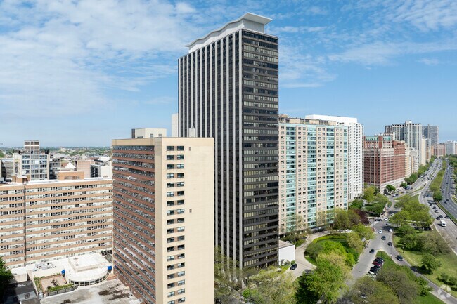 Alterno - 3150 N Lake Shore Dr