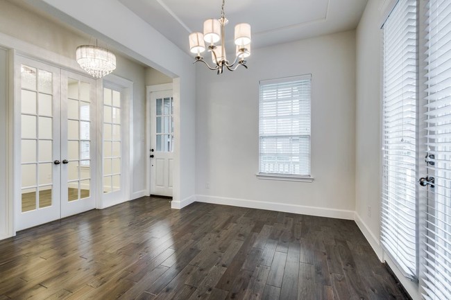 Building Photo - Exquisite colonial style townhome