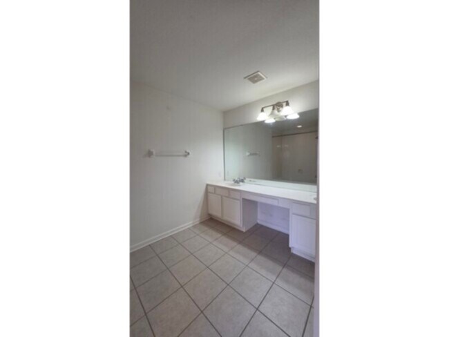Building Photo - 3 bed 2.5 bath townhome with 1 car garage