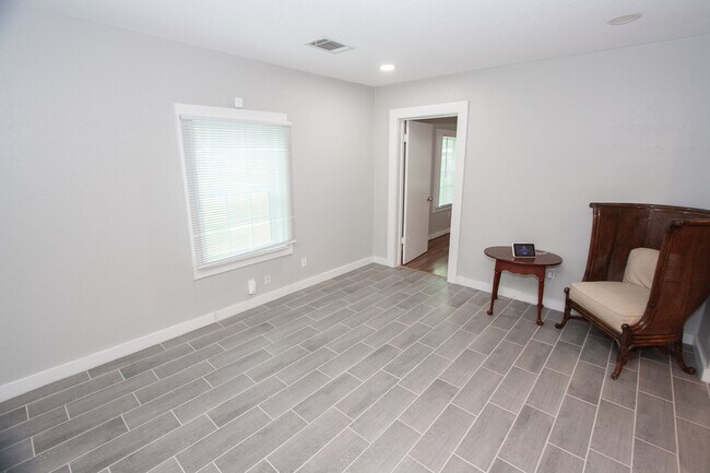 Foto del edificio - 2422 Lone Oak Rd