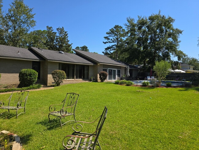 Building Photo - 207 Brookview Terrace