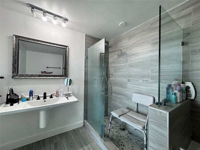 Foto del edificio - 6580 Indian Creek Dr