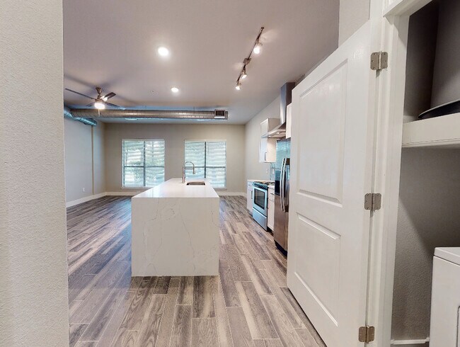 Foto del edificio - 1 Bedroom Beauty – Get Up to $750 Off Move...