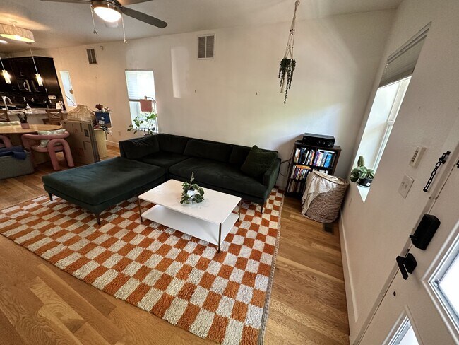 Foto del edificio - "Charming 2-Bed, 2-Bath Home with Gleaming Hardwood Floors in Vibrant Denver!"