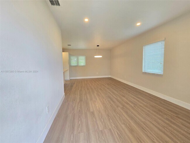 Building Photo - 3880 E 8th Ct