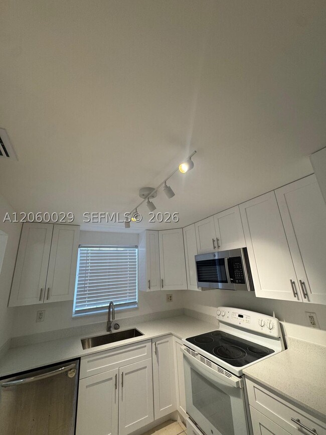 Building Photo - 7981 S French Dr