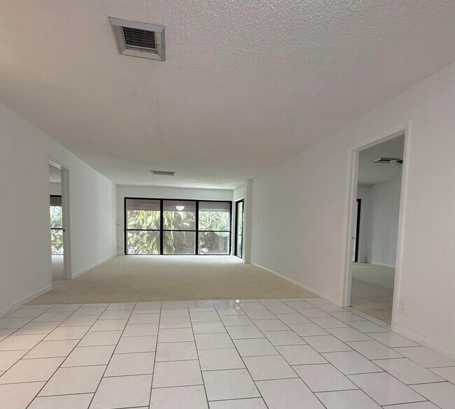 Building Photo - 1739 Embassy Dr