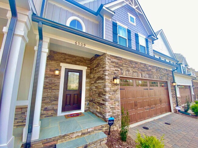 Building Photo - GORGEOUS TOWNHOME IN SOUTH PARK