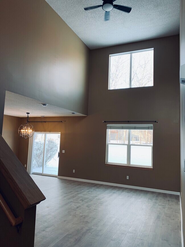 Living into dining - 16762 78th Plz N