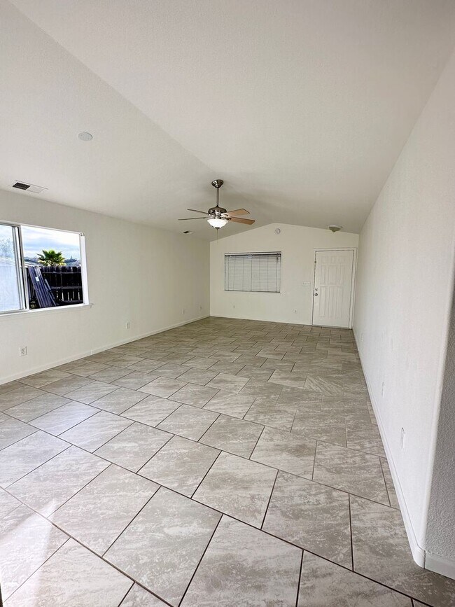 Building Photo - 4 br, 3 bath House - 1812 Carino Ct
