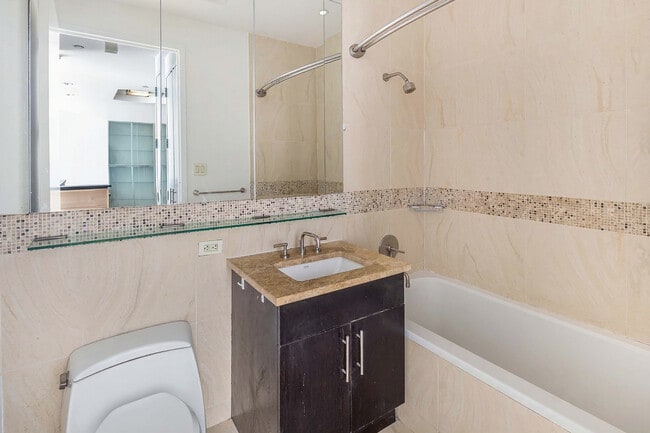 Building Photo - 325 5th Ave