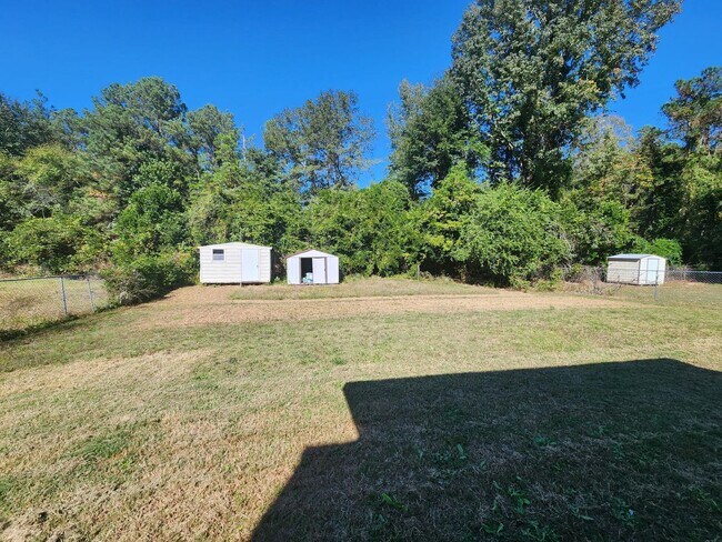 Building Photo - 3 Bedrooms 2 Baths Updated - Move-in Ready...