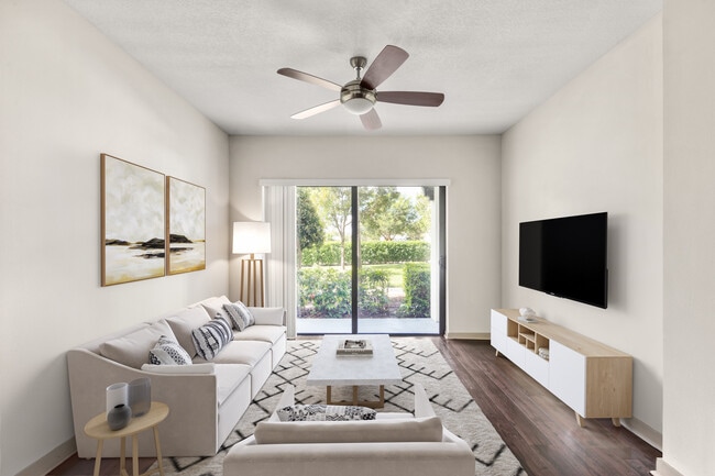 Espacios de estar luminosos y abiertos diseñados para tu estilo de vida. - Eterno Pompano Beach