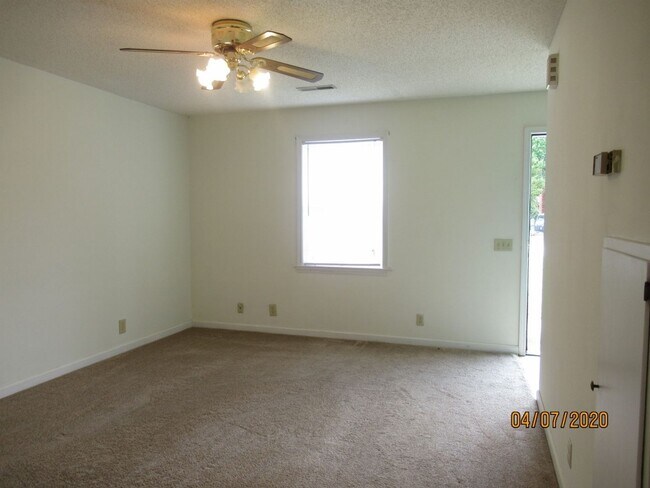 Foto del edificio - Mallwood- 2 Bedroom/ 1.5 Bath Townhouse