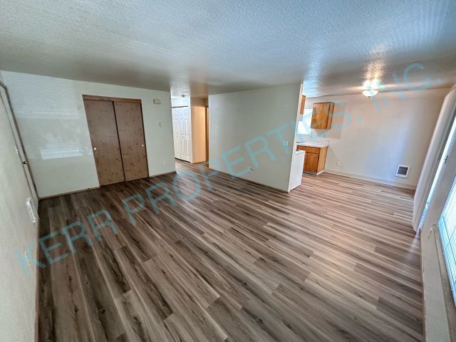 Building Photo - Charming 2-Bedroom Multiplex in Portland with Cozy 862 Sq Ft Layout - Perfect for Urban Living!