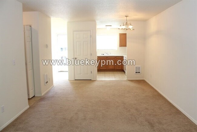 Building Photo - 2 Bed, 2.5 Bath  Townhome in Rockwood Neig...