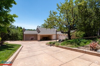 Building Photo - 727 Bicknell Rd