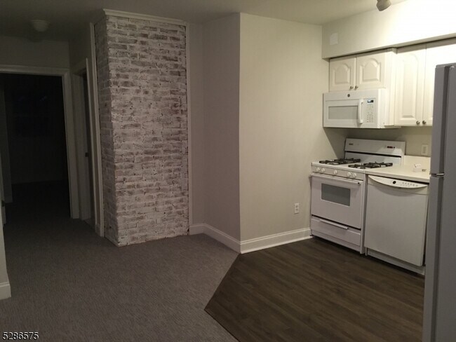 Building Photo - 64 Maple Ave