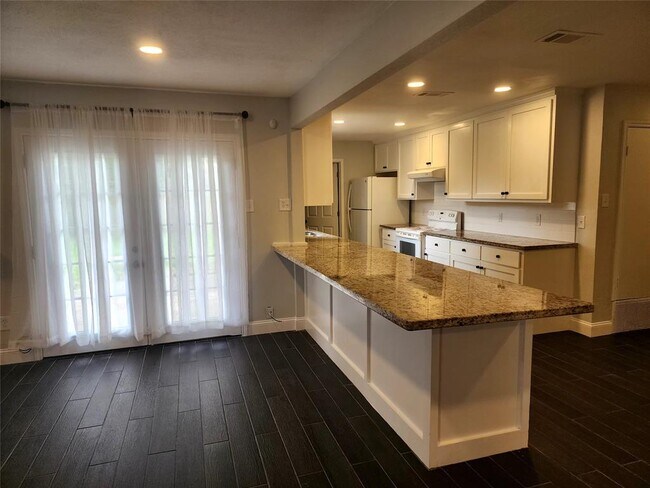 Building Photo - 2123 Quail Valley E Dr